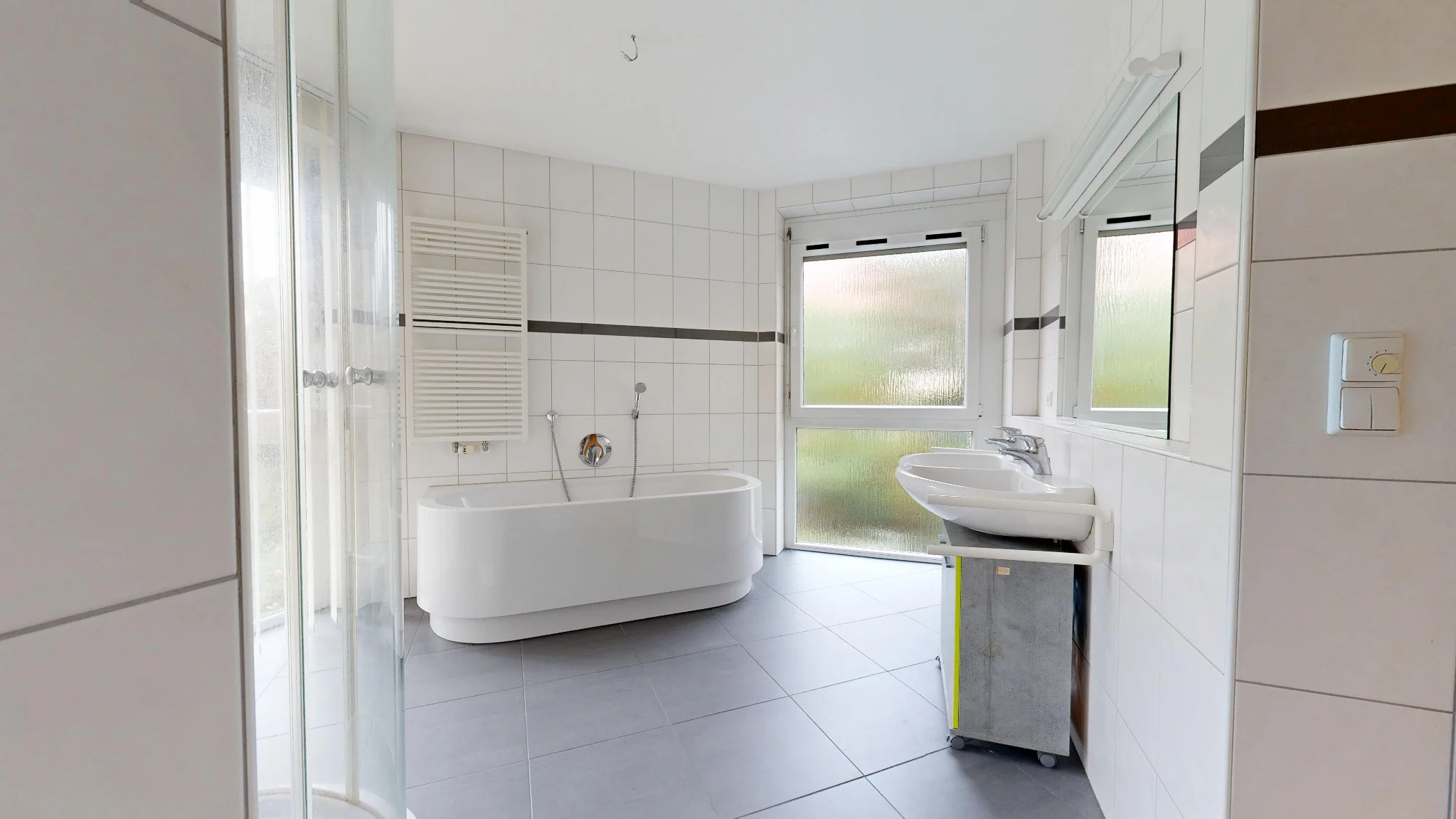 Badezimmer mit Badewanne und Fenster